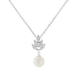 Elegant crystal and pearl necklace with a silver finish