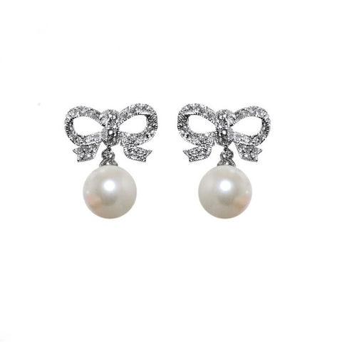 Crystal and pearl earrings in a elegant bow design, earrings have a drop of 2cm. 
