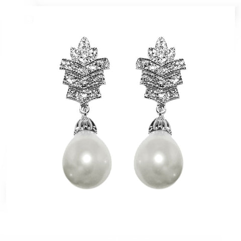Crystal and pearl earrings made with high quality clear cubic zirconia crystals and ivory simulated pearls, they have a drop of 3cm