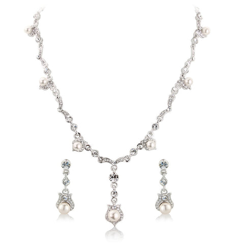 Adjustable necklace with a glamorous combination of Ivory pearls and Swarovski crystal elements.